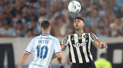 Barboza, do Botafogo, em disputa de bola com Vietto, do Racing, pela Recopa Sul-Americana