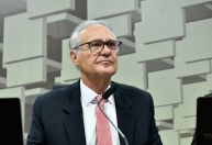 No comando da CAE, Calheiros defende cortes em subsídios e supersalários