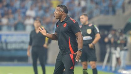 Roger Machado saiu da partida durante disputa entre Internacional e Grêmio