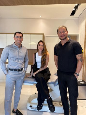 Romana Novais com o Dr. Frederico Keim, responsável pela rinoplastia estruturada • Duo Strategy