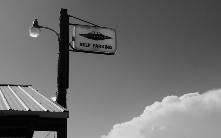 Até hoje, entusiastas do tema ainda debatem o caso de Roswell, considerado um dos mais famosos da ufologia. • Créditos: Unsplash