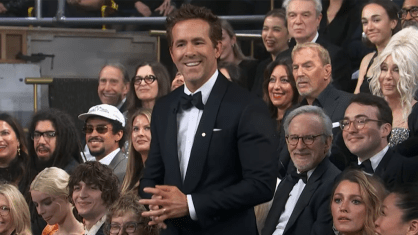 Ryan Reynolds e Blake Lilevy na plateia do SNL 50