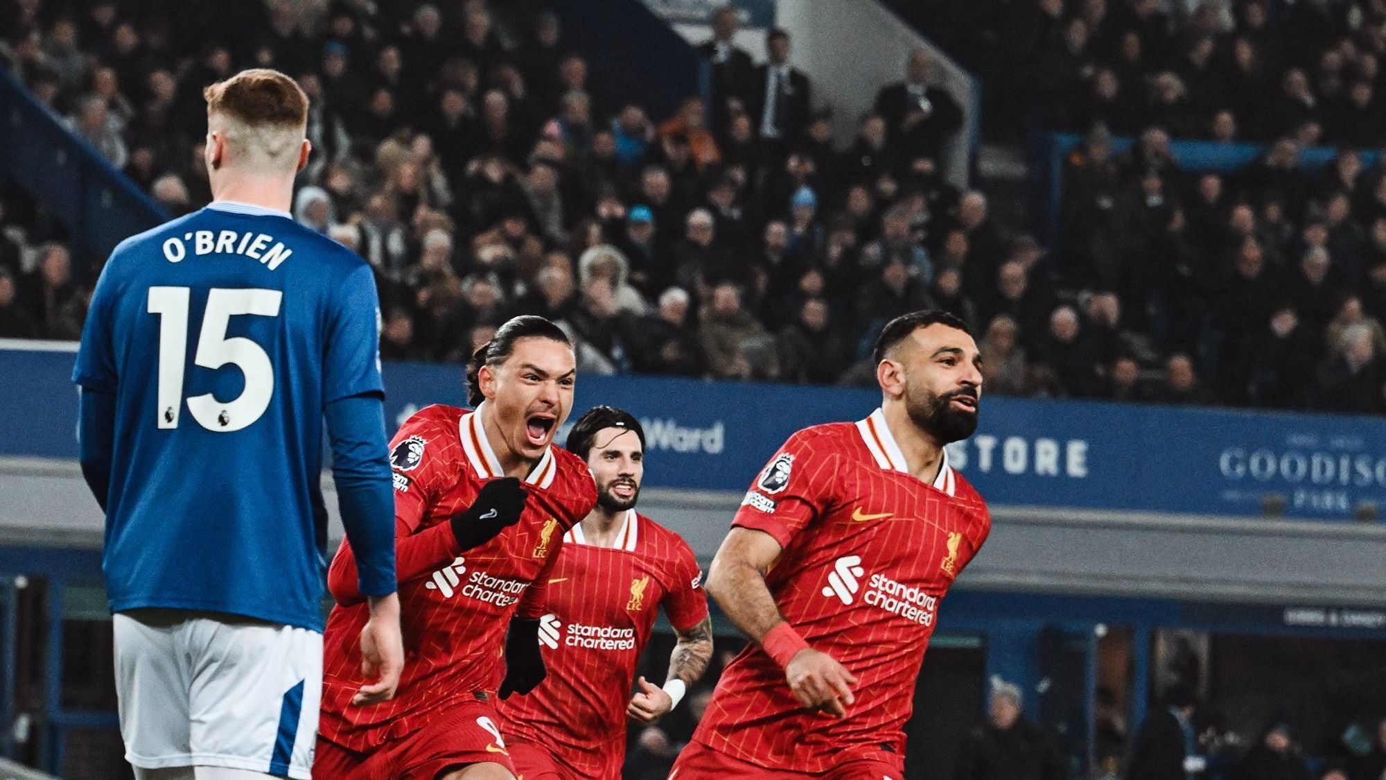 Mohamed Salah celebra gol contra o Everton