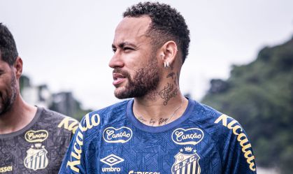 Sem atuar pelo Santos, Neymar se emociona ao comprar carro de luxo; veja