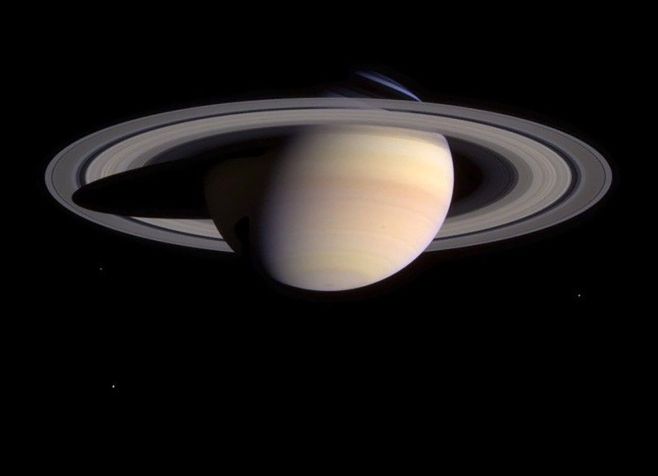 O espaço escuro entre as divisões A e B é a Divisão Cassini • NASA/JPL-Caltech/Space Science Institute