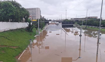 Alagamento causa congestionamento e interdições na Marginal Tietê (SP)