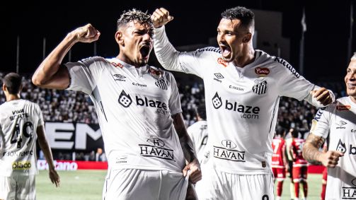 Tiquinho Soares comemora na vitória do Santos contra o Noroeste