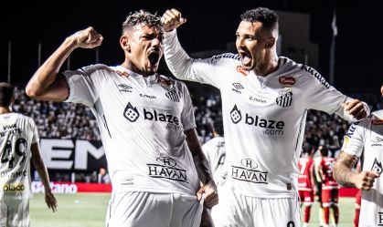Tiquinho Soares comemora na vitória do Santos contra o Noroeste