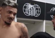 Neymar brinca com companheiro de toalha; veja vídeo