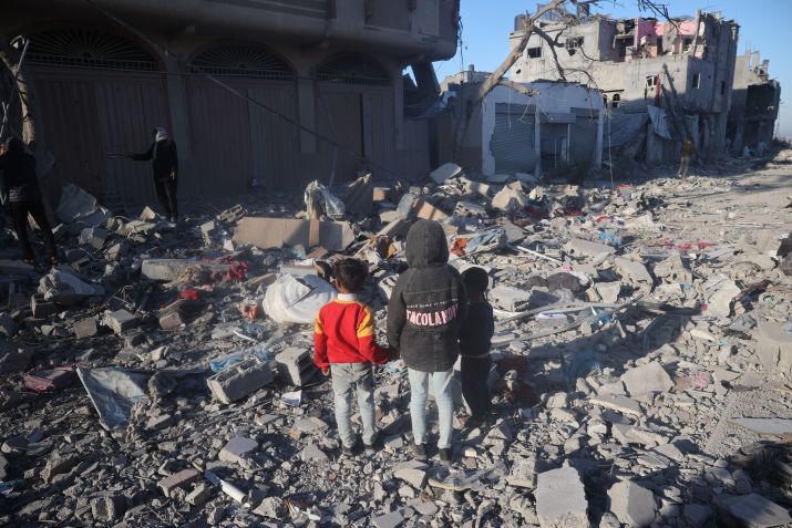 Em 21 de janeiro de 2024, crianças veem destruição em Rafah. • UNICEF