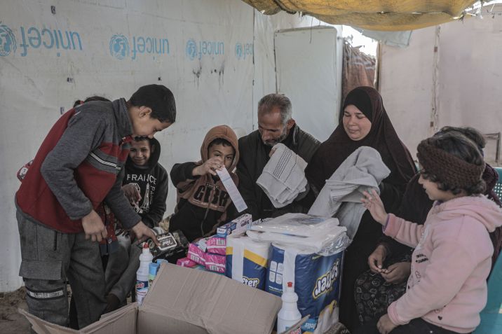 Em 23 de janeiro de 2025, família recebe kits de higiene distribuídos para famílias em Khan Younis, no centro de Gaza. • UNICEF