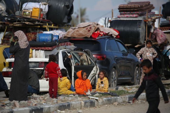 Crianças e suas famílias esperam em Al Nuseirat, na Faixa de Gaza, para iniciar sua jornada de volta à cidade de Gaza e às áreas do norte, após 15 meses de deslocamento. • UNICEF