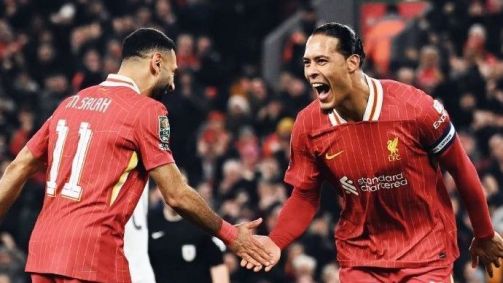 Virgil van Dijk durante goleada sobre o Tottenham na semifinal da Copa da Liga Inglesa