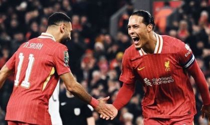 Virgil van Dijk durante goleada sobre o Tottenham na semifinal da Copa da Liga Inglesa