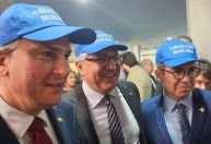 Ministros de Lula usam boné com recado a Trump no Congresso