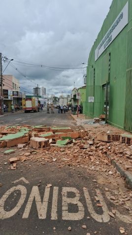Centro de Distribuição de Rio Verde sofreu um colapso estrutural • Divulgação/Corpo de Bombeiros de Goiás