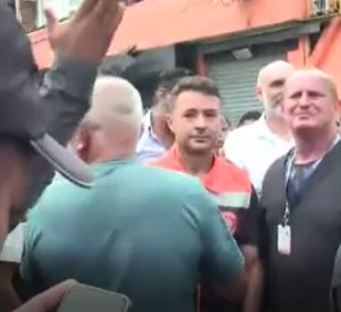 Protesto de moradores contra enchentes, durante visita do vice-prefeito coronel Mello Araújo (PL)