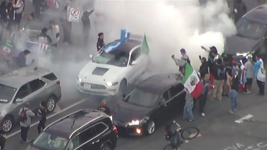 Polícia dispersa manifestação contra política de imigração de Trump em Los Angeles