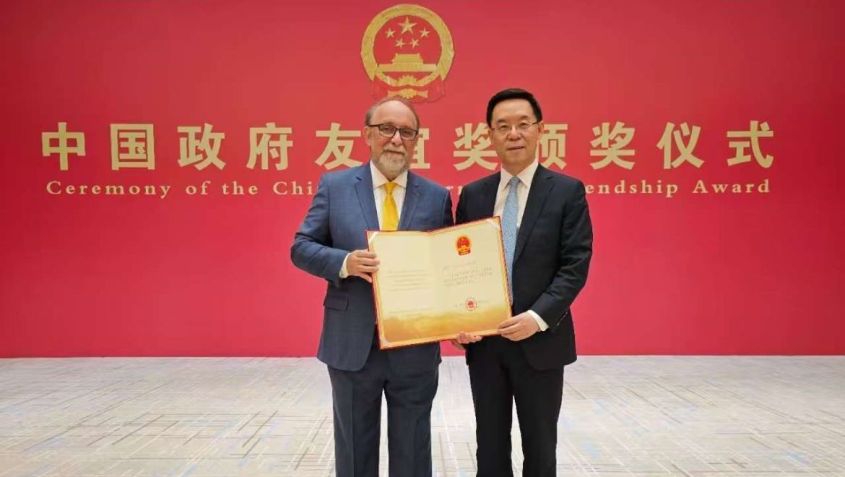 Miguel Nicolelis recebe prêmio durante visita à China •