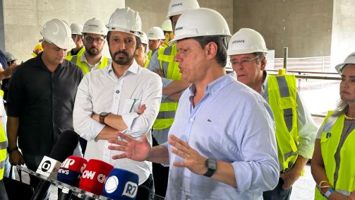 O governador Tarcísio de Freitas (Republicanos) e o prefeito Ricardo Nunes (MDB)