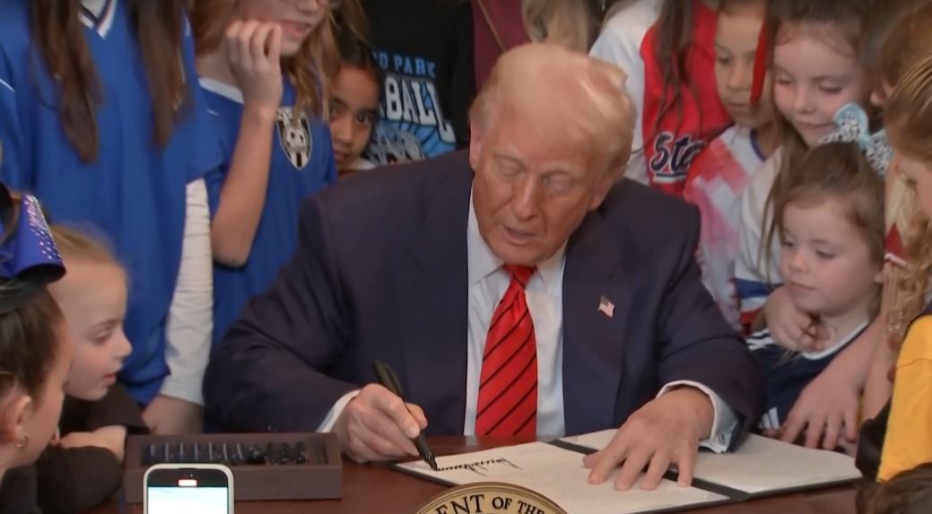 Trump firma una acción ejecutiva que prohíbe a las mujeres trans participar en deportes femeninos