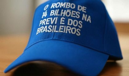 Flávio Bolsonaro provoca perda da Previ com boné: "Rombo é dos brasileiros"