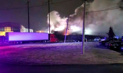 Trem de passageiros pega fogo em estação na Pensilvânia nos EUA