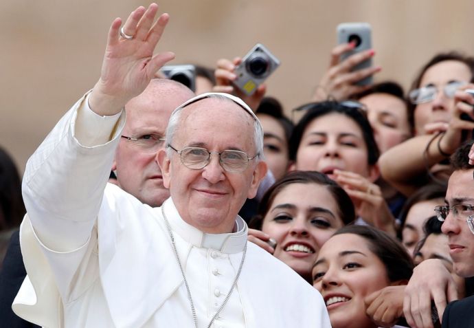 Papa Francisco acena ao sair no final da audiência geral semanal na Praça de São Pedro, no Vaticano, em 27 de março de 2013 • REUTERS/Tony Gentile