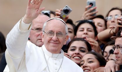 Papa Francisco acena ao sair no final da audiência geral semanal na Praça de São Pedro, no Vaticano, em 27 de março de 2013