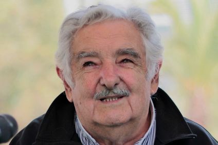 José "Pepe" Mujica, ex-presidente do Uruguai, anuncia em 9 de janeiro de 2025 a extensão do câncer que sofre e que não continuará com o tratamento. Na imagem, ele apresenta seu livro ''Uma ovelha ao poder'' na Biblioteca Vasconcelos, na Cidade do México, México, em 2016