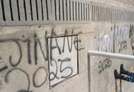 Ambulantes são detidos por pichação na Orla de Salvador