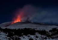 Vulcão coberto de neve entra em erupção na Itália; veja o vídeo