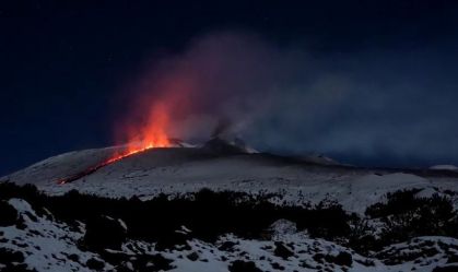 Vulcão coberto de neve entra em erupção na Itália; veja o vídeo