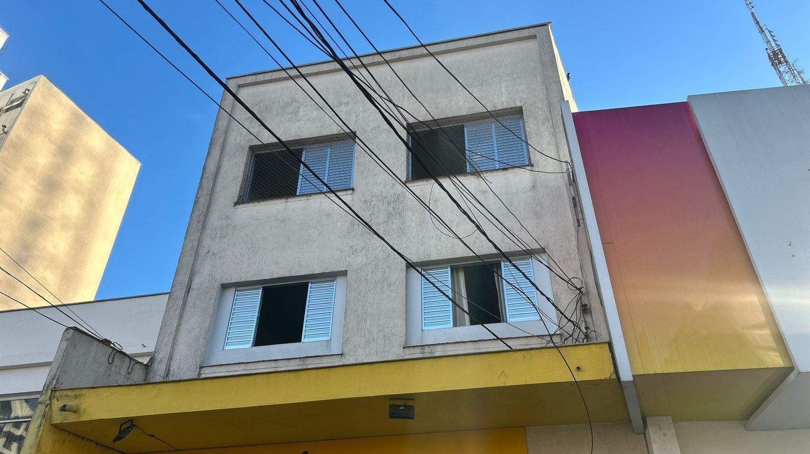 incêndio atingiu um apartamento na Rua Heitor Penteado, 2010, no bairro de Perdizes, em São Paulo