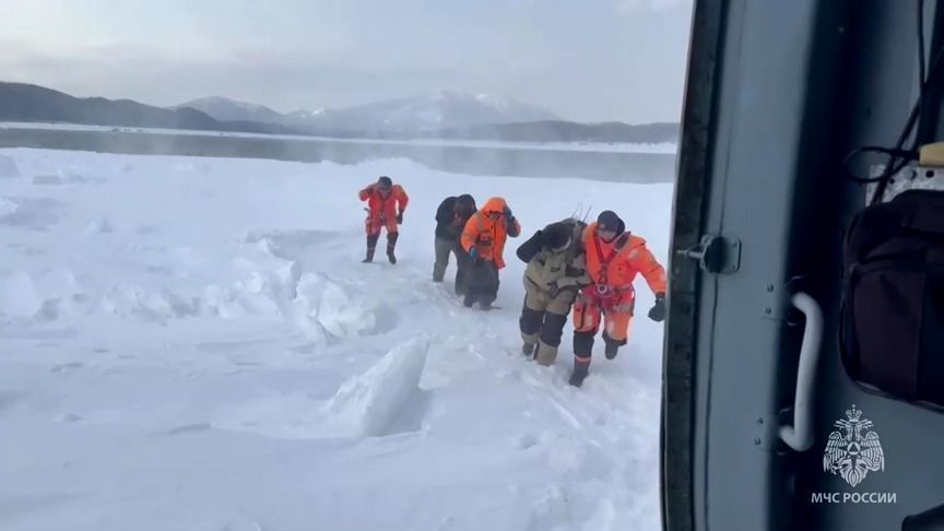 Rússia resgata 139 pescadores presos em blogo de gelo no Pacífico.