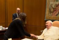 Janja se encontra com Papa Francisco no Vaticano