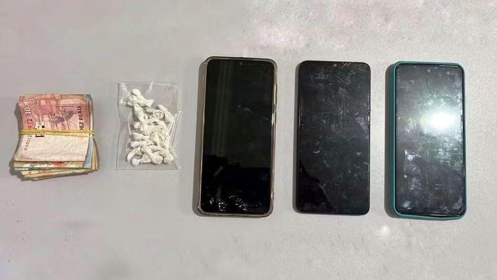 Polícia encontrou crack, celulares e dinheiro na casa da mulher