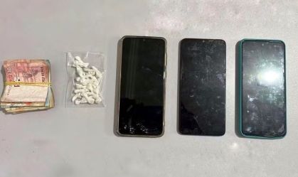Polícia encontrou crack, celulares e dinheiro na casa da mulher