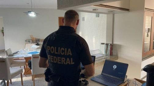 Policial federal durante operação que mira desvios na saúde