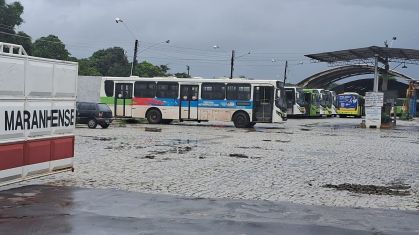 Ônibus parados em garagem durante greve em São Luís (MA)