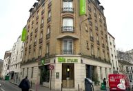 Adolescente dos EUA é presa em Paris por supostamente jogar bebê por janela