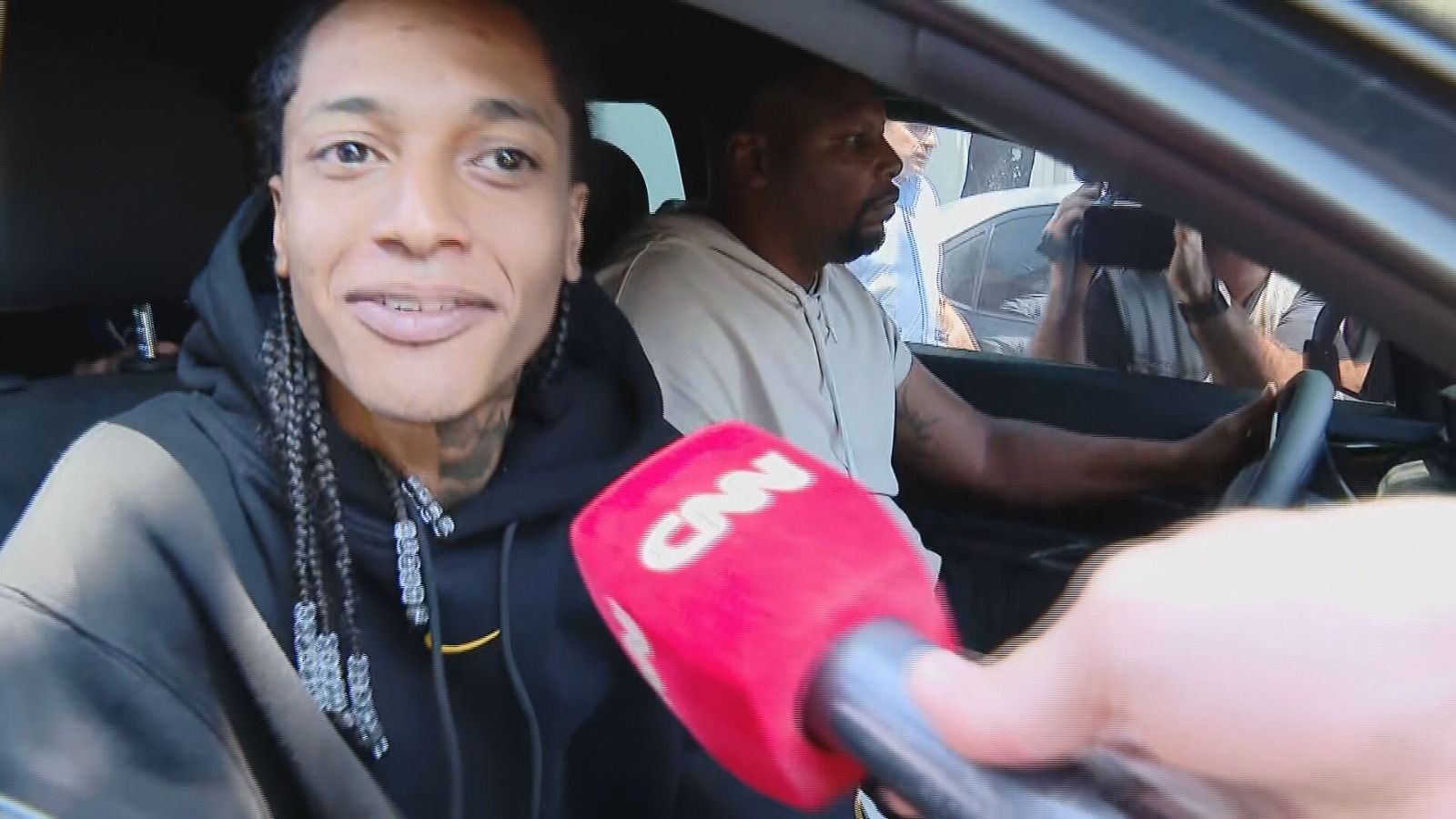 Rapper Oruam falou com a imprensa após deixar a delegacia no Rio de Janeiro