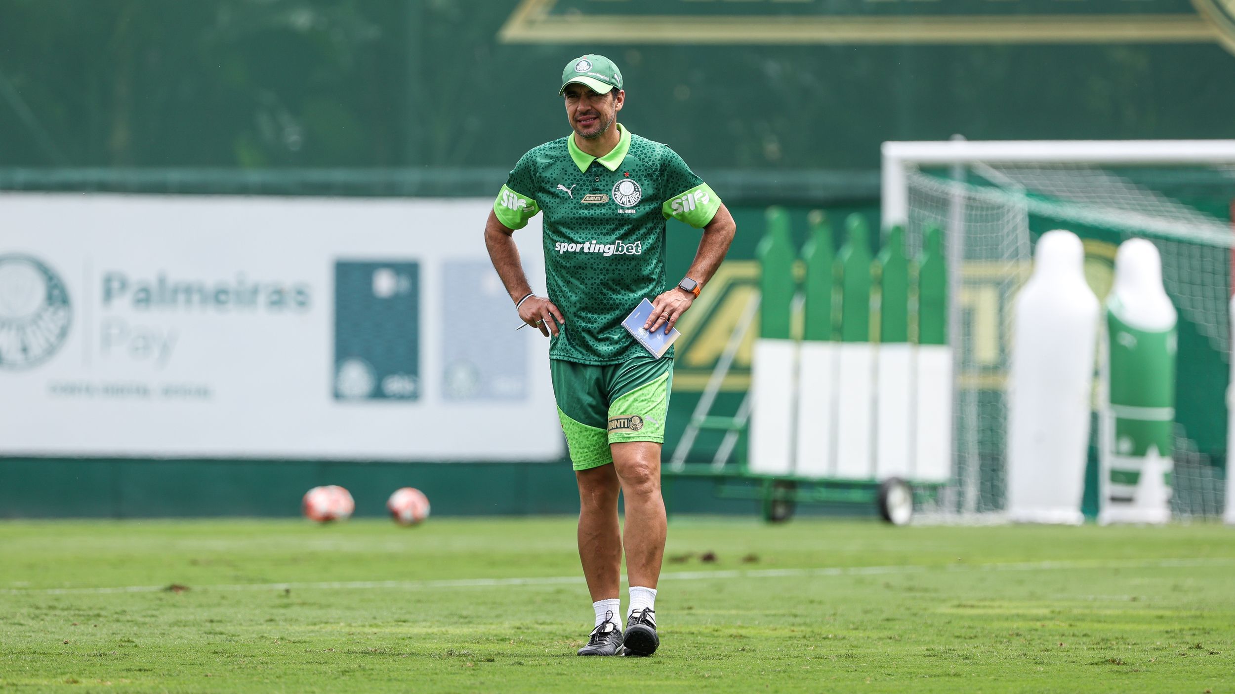 Abel Ferreira durante treino na Academia de Futebol.