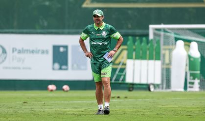 Abel Ferreira durante treino na Academia de Futebol.