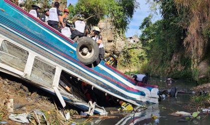 Ônibus cai de ponte na Guatemala e deixa ao menos 51 mortos