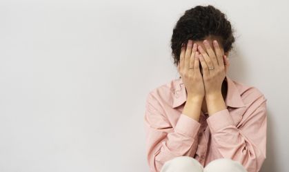 Autolesão: jovens relatam estratégias para aliviar sofrimento mental