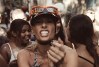 Adriane Galisteu relembra Carnaval pendurada em caminhão de lixo; veja