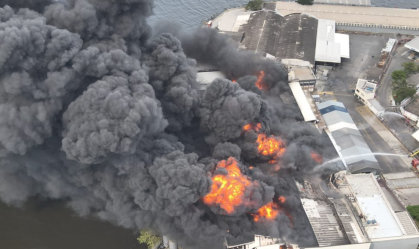 Incêndio de grandes proporções atinge fábrica de óleo na Ilha do Governador