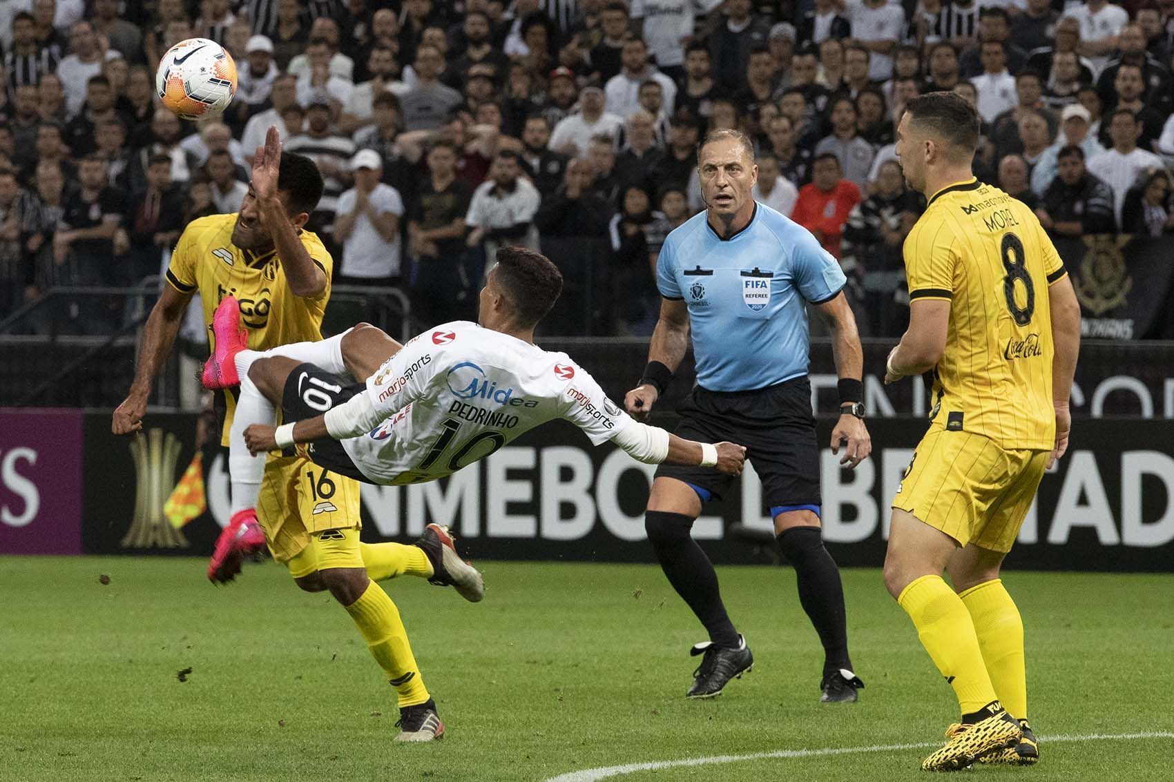 Pedrinho durante Corinthians x Guarani, do Paraguai, fazendo o movimento da 'bicicleta' que gerou a sua expulsão • Foto: Divulgação/ Ag. Corinthians
