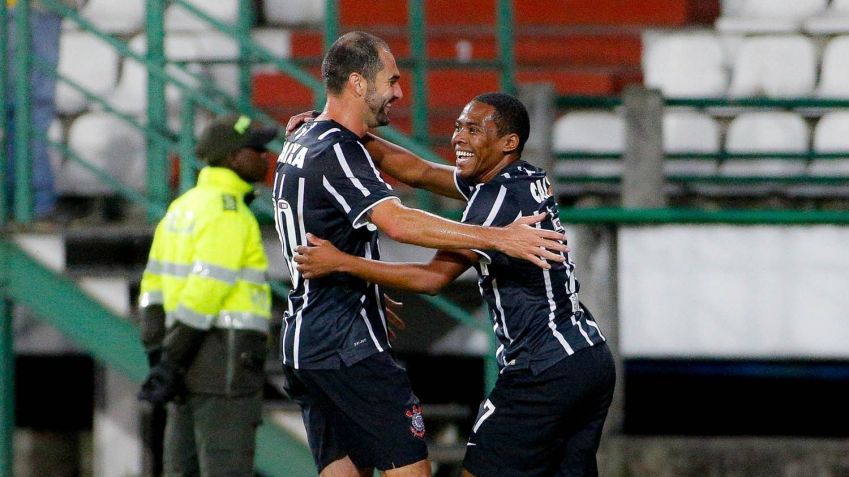 Danilo e Elias comemoram gol durante Once Caldas x Corinthians, pela Libertadores em 2015 • Foto: Divulgação/ Ag. Corinthians